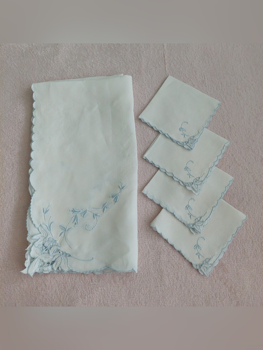 Vintage White Linen Tablecloth and 4 Napkins With Pale Blue Embroidery - Picture 2 of 8